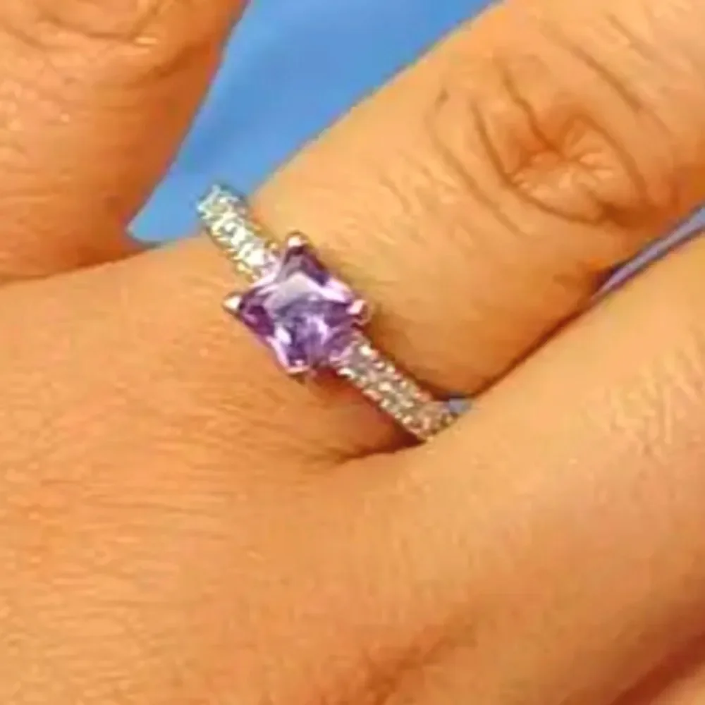 Elegant diamond ring sz 7